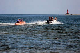 Przejażdżka na BANANIE ciągniętym przez motorówkę. To podstawowy z odgłosów i widoków, jakich doznaje polski plażowicz od połowy lat 90. Plaża w Gdańsku 2006 r.