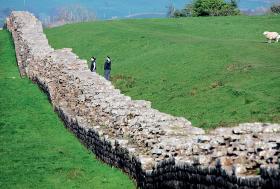 Rzymski mur Hadriana historycznie oddzielał Anglię od Szkocji, potem był atrakcją turystyczną; czy znów się stanie oficjalną granicą międzypaństwową?