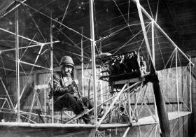 Czesław Zbierański za sterami samolotu.