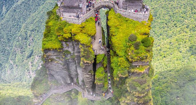 Dwie świątynie buddyjskie położone w górach Fanjing w Chinach.