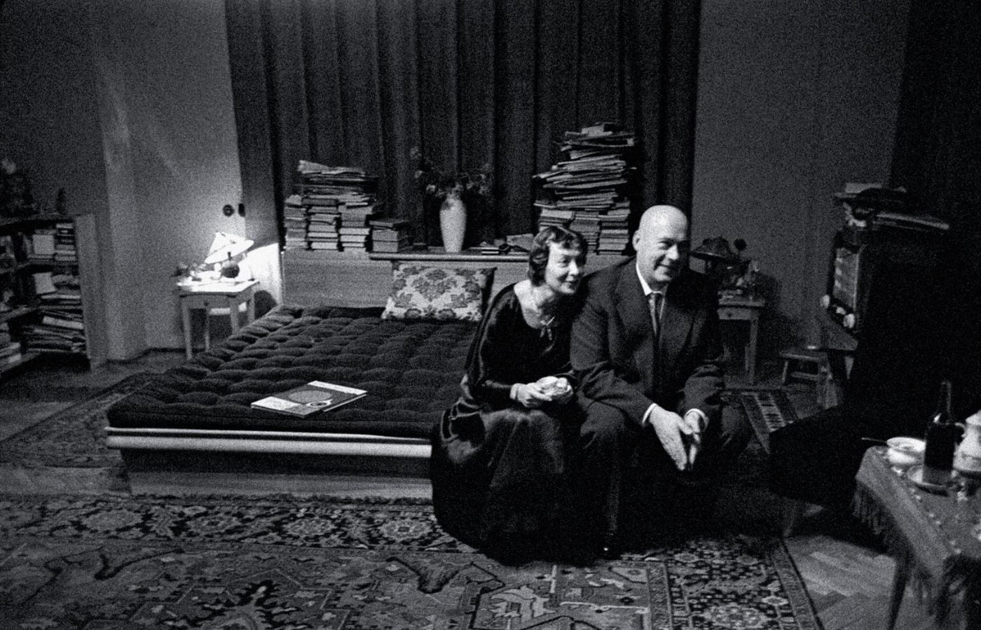 Józef Cyrankiewicz z żoną Niną Andrycz w warszawskim mieszkaniu, lata 50.