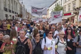 „Przestrzegam przed złudzeniem, że można mieć demokrację bez czynnych obywateli. Faszyzm sobie bez nich radzi. Wodzom wystarczą wykonawcy poleceń. A demokracja bez obywateli ginie. Trzeba ich obudzić”.