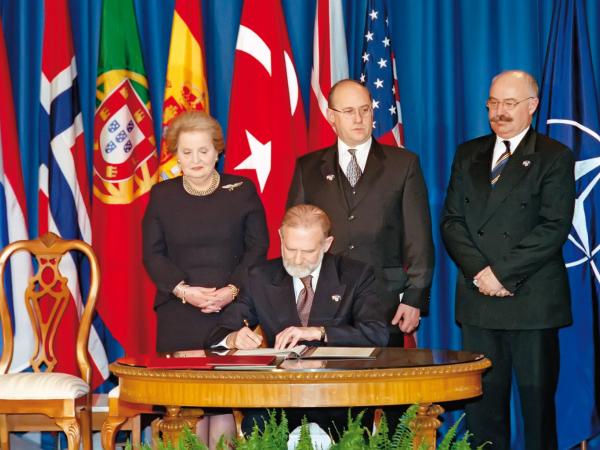 12 marca 1999 r., Independence, od lewej: Madeleine Albright, sekretarz stanu USA, oraz ministrowie spraw zagranicznych Polski – Bronisław Geremek, Czech – Jan Kavan i Węgier – János Martonyi podpisują dokumenty przystąpienia do NATO.
