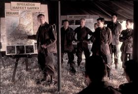 Przygotowania do skoku w amerykańskiej 101 dywizji – scena z serialu „Kompania braci” z 2001 r. W rzeczywistości informacje były bardziej utajnione, a oficerowie poznawali cele tylko dla własnych pododdziałów.