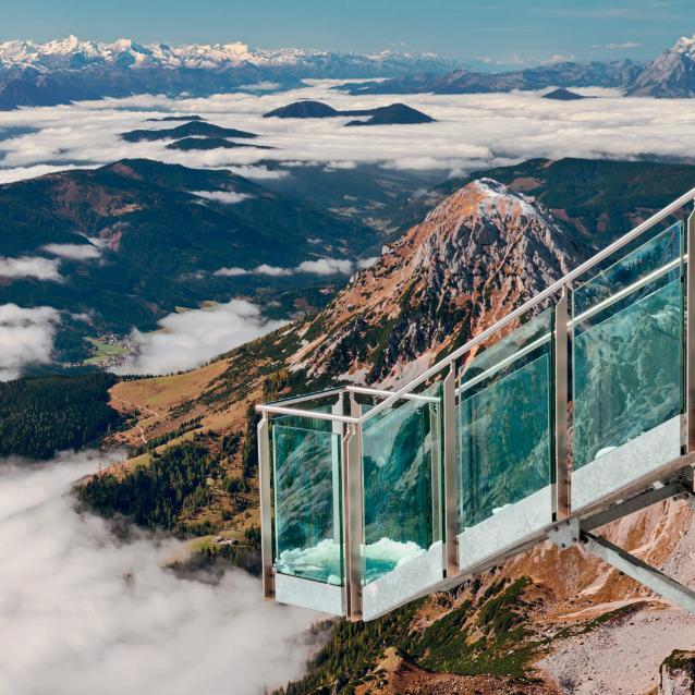 Stegastein Viewpoint z widokiem na fiord (Norwegia).