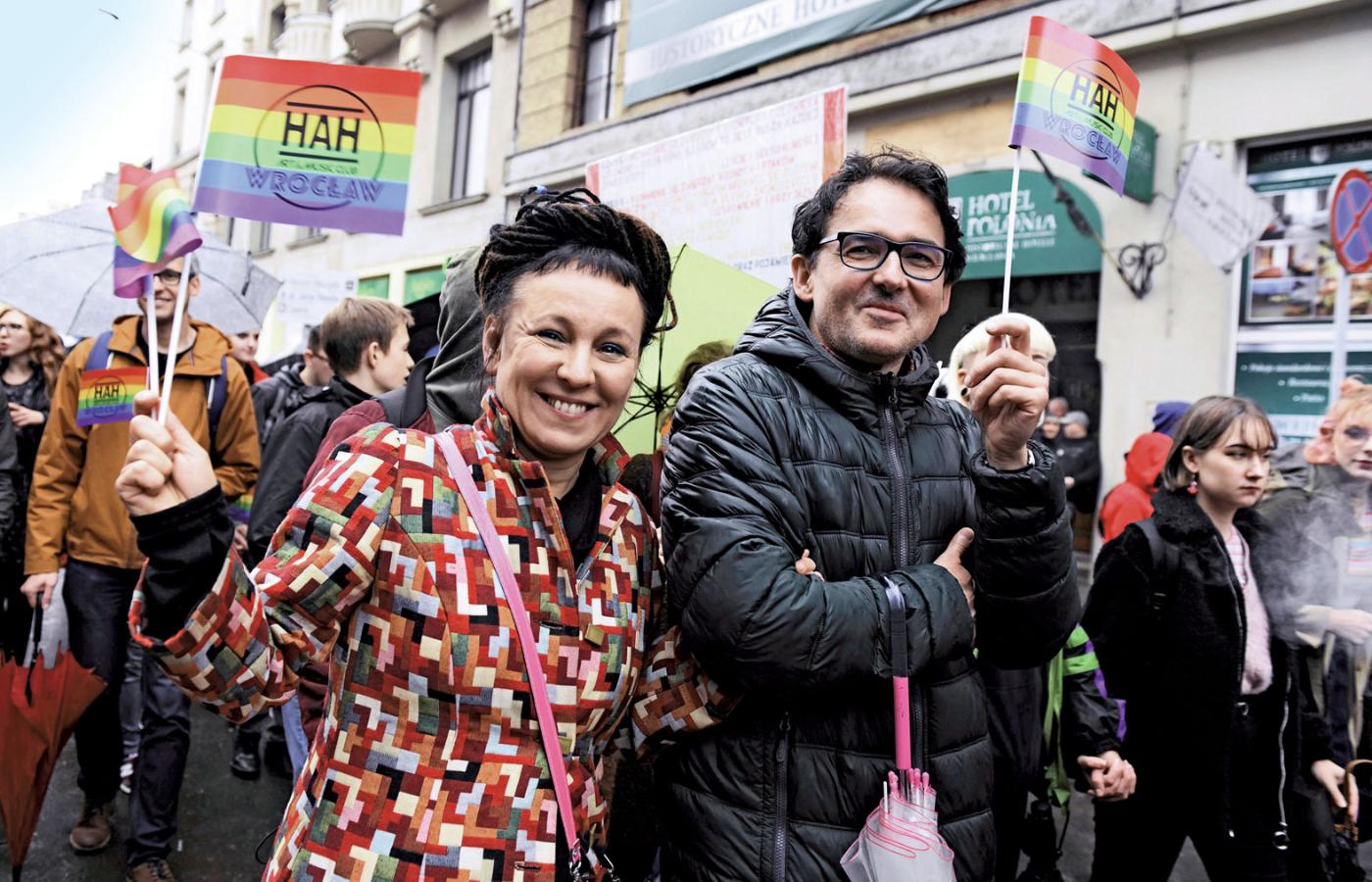 Olga Tokarczuk z mężem Grzegorzem Zygadło podczas październikowego Marszu Równości we Wrocławiu.