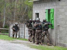 Francuskie miasteczko jest na wzgórzu, Ukraińcy mają je szturmować z dołu, od lasu.