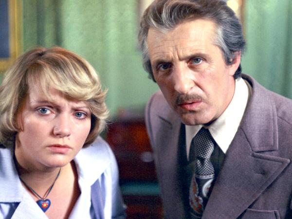 Irena Kwiatkowska jako „kobieta pracująca” i Andrzej Kopiczyński jako inżynier Karwowski w serialu „40-latek”.