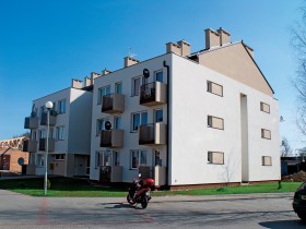 Gmina przekazała ocalonym dwa bloki mieszkalne.