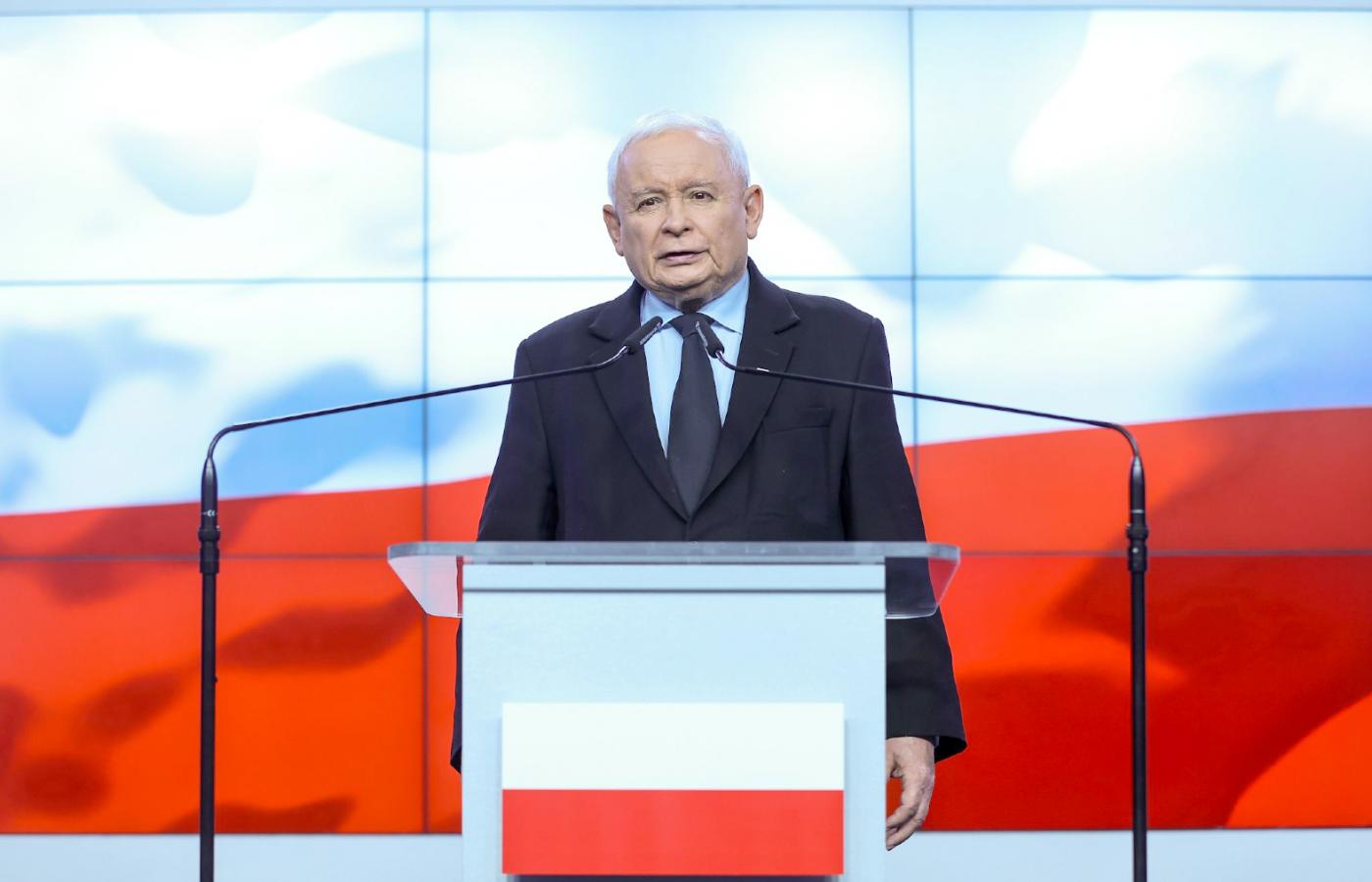 Warto jednak pamiętać, że jeśli mamy budować realną, społeczną – nie tylko urzędową – kohabitację „dwóch Polsk”, to najpierw, i to nie przejmując się krzykami posłów PiS, nowa władza musi odebrać Kaczyńskiemu instrumenty podgrzewania politycznych konfliktów.