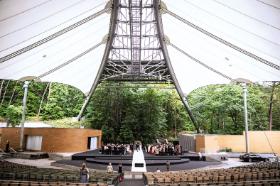 Ślub na scenie Opery Leśnej. Udzielił go ówczesny prezydent Sopotu Jacek Karnowski, a panną młodą była jego córka Joanna.