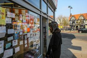 Polskie życie tętni: potrzebny stolarz od zaraz, „pokuj na Wymbledon dwujka wynajme”, a nawet – „jeśli masz ochotę na gorący seks z ponętną 23 letnią brunetką”.