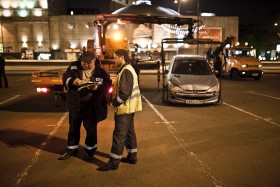 Lawety usuwają samochody z parkingu przy ul. Twerskiej, żeby zrobić miejsce dla sprzętu obsługującego defiladę