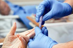 Insulina otwiera glukozie drzwi, przez które ta wślizguje się do komórek.