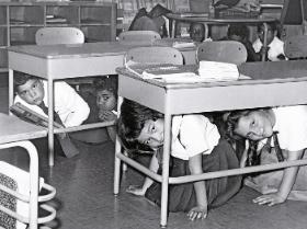 Uczniowie gimnazjum na Brooklynie mają ćwiczenie „kaczka i osłona” w ramach przygotowań do ataku nuklearnego, 1962 r.