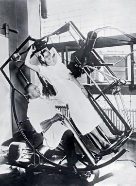 Nowoczesny jak na owe czasy aparat Roentgena zbudowany tak, by wykonujący badanie miał jak najmniej kontaktu z promieniowaniem. Frankfurt, koniec lat 20. XX w.
