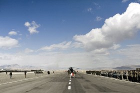 Po nabożeństwie trumnę ze zwłokami żołnierza uroczyście przeniesiono na lądowisko