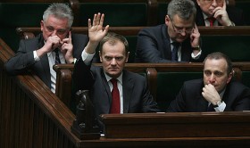 03.04.2009 Sejm. Donald Tusk i jego najbliżsi współpracownicy: Mirosław Drzewiecki (pierwszy z lewej) i Grzegorz Schetyna (pierwszy z prawej)