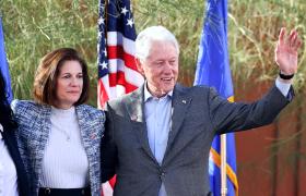 Senator Catherine Cortez Masto wsparł m.in. były prezydent Bill Clinton.