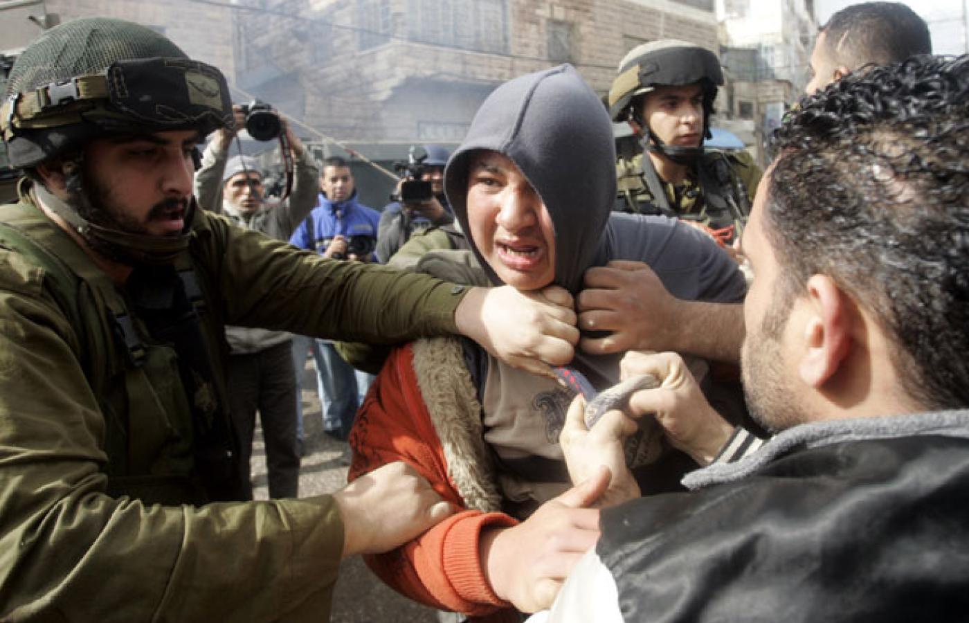 Izraelscy żołnierze aresztują Palestyńczyka podczas zamieszek w Hebronie, koniec lutego 2010 r.