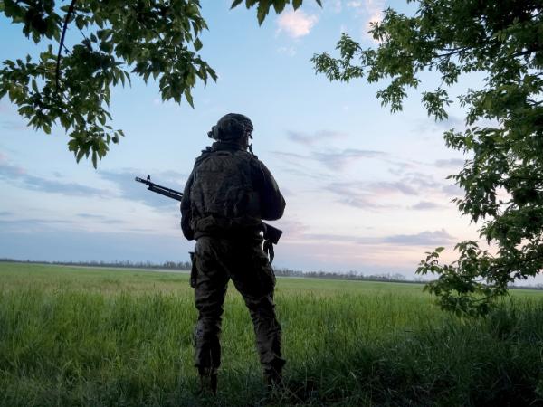 Ukraiński żołnierz w Wołczańsku, maj 2024 r.