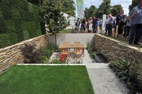 Wystawa w Hampton Court to nie tylko haute couture ogrodnictwa, okazy z Narodowych Kolekcji roślin, najmodniejsze kwiaty – to także wielkie targowisko wszystkiego, co z ogrodem się choćby luźno wiąże.