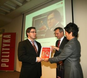 dr hab. Krzysztof Giannopoulos laureat w dziedzinie medycyny odbiera gratulacje od red. Ewy Wilk i red. Jerzego Baczyńskiego.