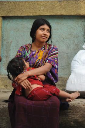 Ixilskie matki mając na uwadze przede wszystkim dobro dzieci, bez skrępowania karmią niemowlaki w miejscach publicznych.