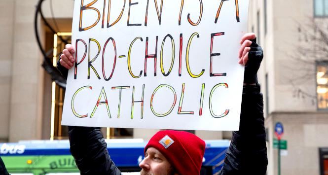 „Biden jest katolikiem pro-choice”, demonstracja w Nowym Jorku w styczniu 2023, w 50. rocznicę proaborcyjnego protestu Roe v. Wade.
