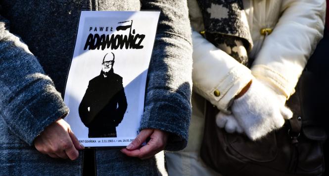 W wielu polskich miastach transmitowano pogrzeb Pawła Adamowicza.