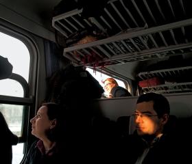 Przy oknie siedzi Zosia - dojeżdża do Warszawy od pięciu lat.