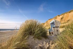 Morze Wattowe –akwen, który nie jest morzem Morze Wattowe to raczej słone mokradła, równina pływowa powstająca w czasie odpływu morza. Ze względu na swoje unikatowe walory przyrodnicze, cały obszar Morza Wattowego jest objęty ochroną i od 2009 roku znajduje się na liście światowego dziedzictwa UNESCO. Morze Wattowe rozciąga się u wybrzeży Niemiec, Danii i Holandii. Żyje w nim ponad 3 000 gatunków zwierząt, wśród nich rozgwiazdy, ślimaki i małże. Największą atrakcją turystyczną jest spacer z przewodnikiem po dnie morza, boso lub w kaloszach. Z odpowiedniej odległości można też obserwować foki.