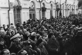 Polscy repatrianci podczas przejazdu przez Baranowicze.