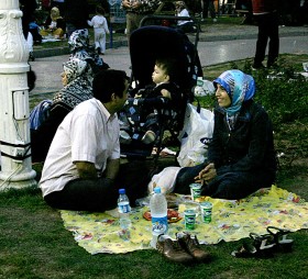 Podczas ramadanu, w ciągu dnia, nie wolno pić ani spożywać żadnych pokarmów. W parku, w dzielnicy Sultanahmet, niedaleko Błękitnego Meczetu, pobożni Turcy, wspólnie z bliskimi, czekają na zachód słońca i nawoływanie muezina.