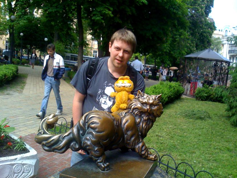 W Kijowie są Złote Wrota, a tuż obok nich znajduje się Pomnik Kota. Panteleimon mieszkał w pobliskiej restauracji i był ulubieńcem stałych bywalców, którzy po jego śmierci w pożarze ufundowali mu pomnik. Pogłaskanie kota przynosi szczęście.