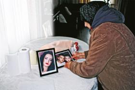 Walentyna, matka Aleksandra Czikmariowa, ze zdjęciami zabitej synowej Margarity i wnuków Matwieja i Klima.