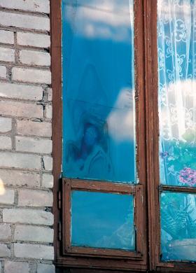 Matka Boska na szybie wiejskiego domu w Lipnikach.