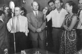 Monachium, 1952. Zespół Rozgłośni Polskiej Radia Wolna Europa przed inauguracją nadawania sygnału. Stoją od lewej: Lala Markowska, Wacław Radulski, Teresa Nowakowska, Jan Nowak Jeziorański, Tadeusz Nowakowski, Zbigniew Krukowski, Janina Katelbach, Jan Markowski.