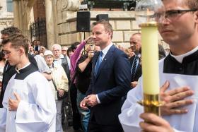 Czy wyborców nie zacznie w końcu drażnić nawet nie sama religijność Dudy, lecz ostentacyjne wyróżnianie katolików ponad resztę?