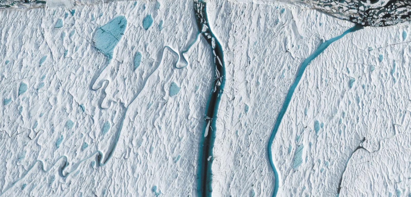 Obraz z Google Earth pokazujący cofającą się rzekę roztopową, która przecięła lodowiec szelfowy.