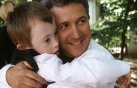 Niepełnosprawny Piotruś Swend i Andrzej Grabarczyk na planie serialu „Klan”.