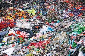 Odpady z fabryki odzieży w Dhace.