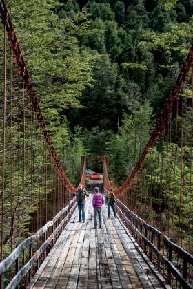 Chile. Jeremy, Richard i James sprawdzają, czy ich auta będą mogły przejechać po tym moście.