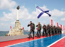 Parada rosyjskich nurków w dniu Marynarki Wojennej w Sewastopolu na Krymie.