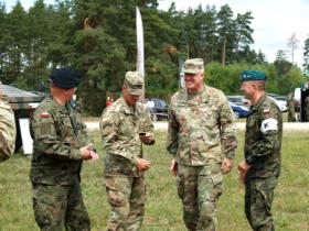 Naszywkami i pamiątkowymi coinami wymieniają się szefowie ćwiczeń Saber Strike i ich polskiej części: od lewej dowódca generalny gen. broni Jarosław Mika, dowódca grupy bojowej NATO płk Adam Lackey, zastępca dowódcy US Army Europe gen. dyw. Tim McGuire i gospodarz ćwiczenia, dowódca 15. Giżyckiej Brygady Zmechanizowanej gen. bryg. Jarosław Gromadziński.