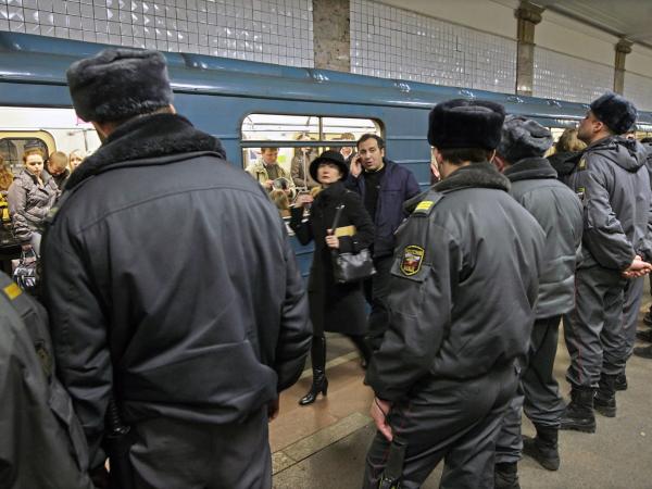 Obława na obywateli o „kaukaskim wyglądzie” po zamachu w moskiewskim metrze na stacji Łubianka.