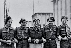 Młody Bogdan Bartnikowski (pierwszy z prawej) z kolegami z drużyny harcerskiej – słynnej Pomarańczarni.