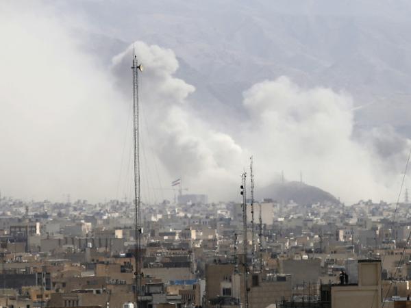 Kłęby dymu nad Teheranem po rozpoczęciu operacji amerykańsko-izraelskiej. 28 lutego 2026 r.