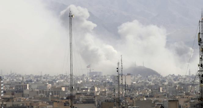 Kłęby dymu nad Teheranem po rozpoczęciu operacji amerykańsko-izraelskiej. 28 lutego 2026 r.