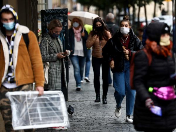 Ludzie w maseczkach na ulicach Krakowa